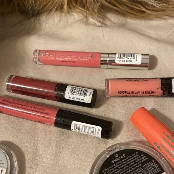 Bundle of 10 essence items(eyeshadow,lipgloss,lip liner,concealer,black mascara) - Picture 12 of 14